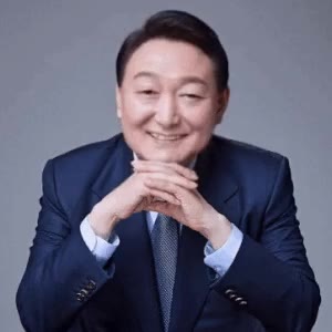 굥석열 윤석열 대통령 미소 턱괴기 꽃받침 흐뭇 만족 가소롭다