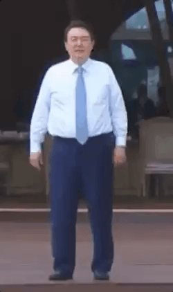 룬시발 윤석열 룬 룬석열 차렷 어정쩡 전신 멍함 당황 웃긴 짤