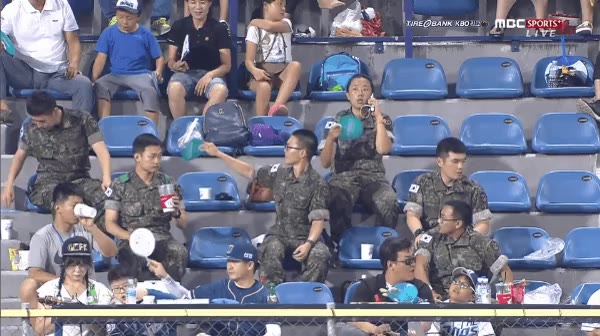 더움 무더위 부채질 군인 덥다 더워