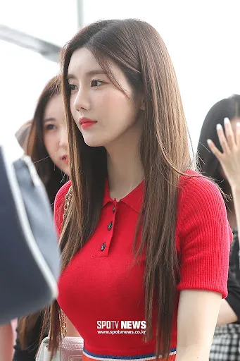 권은비 빨간색 니트 공항 패션 미모 여신 비주얼 옆모습 청순