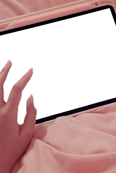 태블릿 여자 손 핑크 화면 모니터