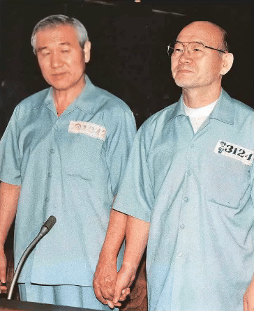 빵친구 전두환 노태우 수의 손잡기 법정 재판 단짝 베프 우정