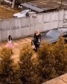 남의차 위에서 사진 찍던 개념상실 여자 참교육