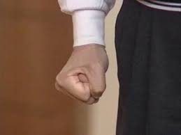 분노 화남 주먹 빡침 부들부들 참을인 인내 아서 짤
