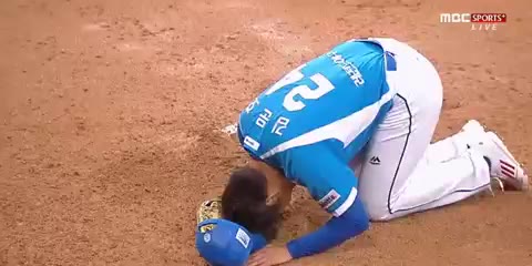 야구 배트로 플루트 부는 최준석