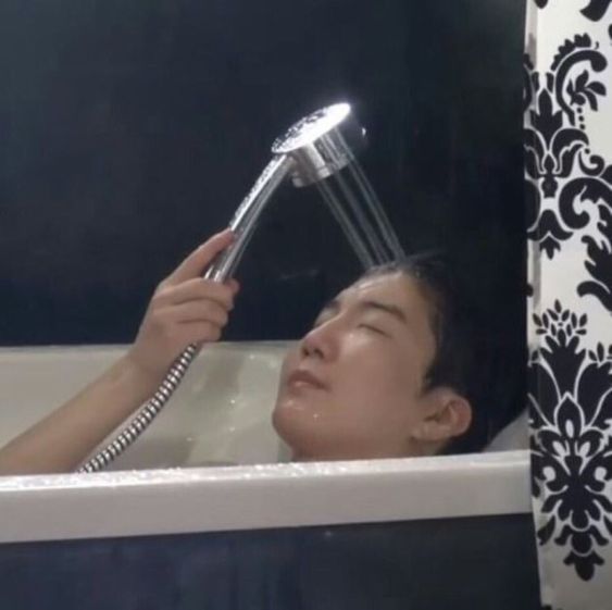 샤워 머리 샤워기 직빵 아이고 두야 머리야 머리아파 골이야