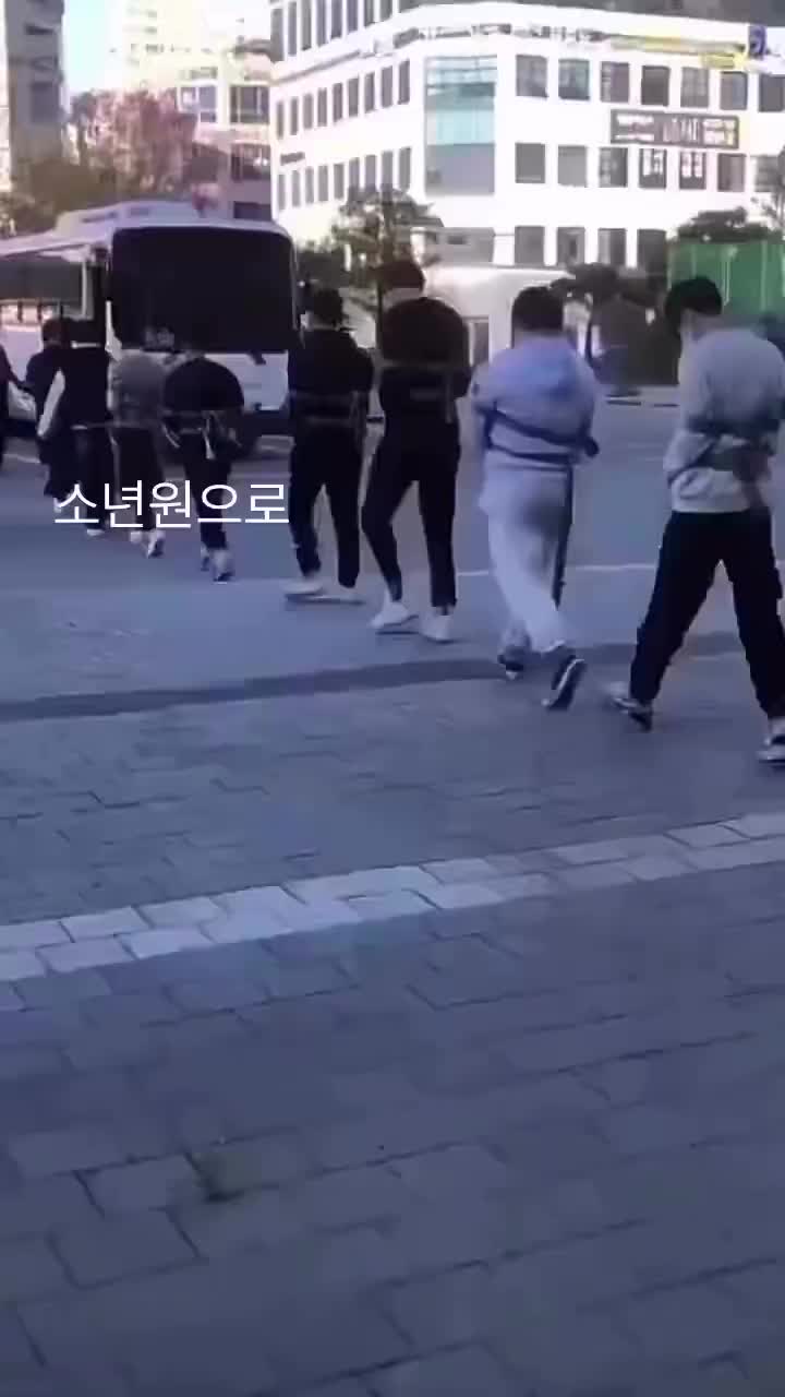 포승줄에 묶여 소년원 끌려가는 급식들