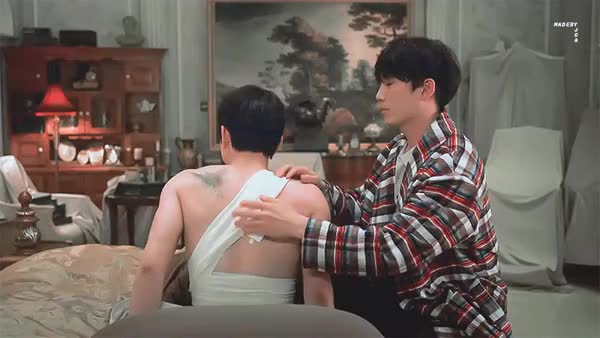 다친 친구 등짝 스매싱 일명 악마급