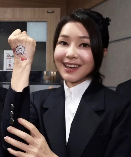 명신이 김건희 손목 그림 하트 미소 영부인 자랑