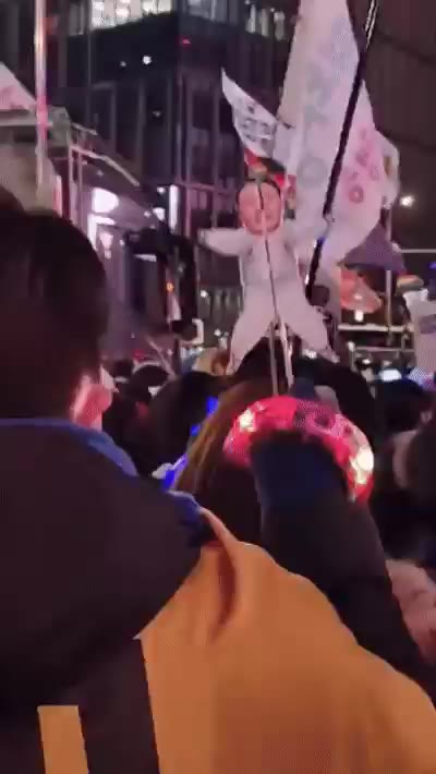 갈라쇼 윤석열 피겨 스핀 회전 시위 풍자 인형