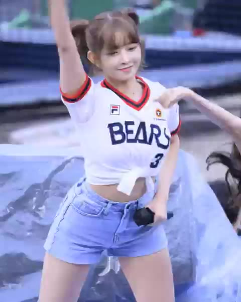 레이 아이브 두산 베어스 야구장 공연 머리카락 휘날림 역동적