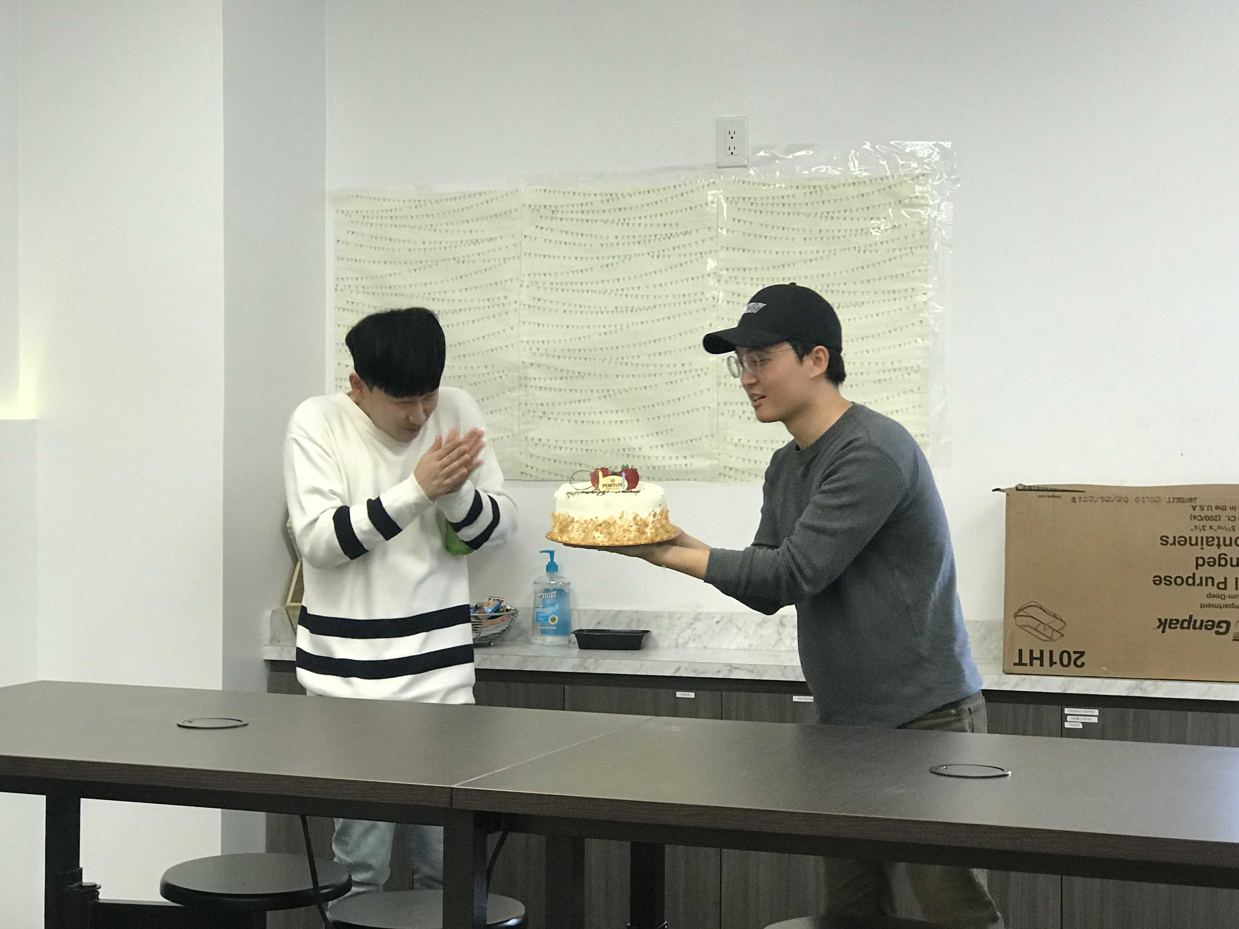 죄송함당 침착맨 주호민 케이크 사과 굽신 당황 민망 짤 생일