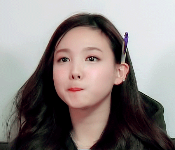 트와이스 나연 레전드 볼펜 귀에 볼 빵빵 바람 넣고 귀여운 예쁜 걸그룹