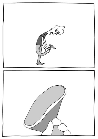 신발 밑창 보는 남자