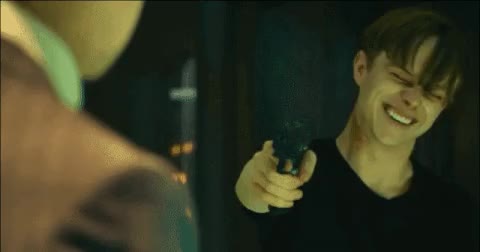 데인드한 웃음 광기 퇴폐미 미친놈 영화 움짤 잘생김 위협