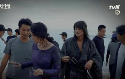 마지막씬 끝난 김민정 안아서 바다에 빠뜨리는 유연석.gif 김민정 유연석 미스터션샤인