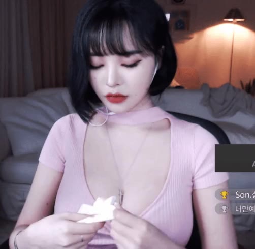 손밍 BJ 분홍색 상의 단발 미모 스트리머 방송 영상 유혹 몸매 분위기