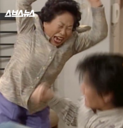 엄마 등짝 스매싱 아내 와이프 인간아 아들