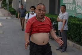 베비1 베이징 비키니 아저씨 배 노출 당황 허탈 멍함 여름 더움