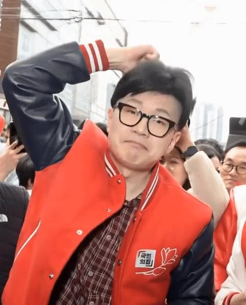 한동훈 대머리 빛나는 눈부심 빡빡이 합성 후광 국민의힘 정치