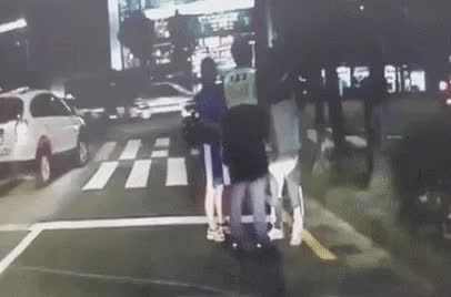 여자친구-앞에서-참교육-당하는-양아치-경찰-참교육-업어치기-유도