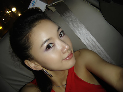 예쁜 여자 차안에서