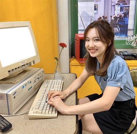 트와이스 나연 옛날 컴퓨터 키보드 치는 모습 모니터 화면