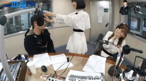 딱밤 맞는 배성재.gif 배성재텐 딱밤 걸그룹