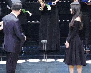 아이유 시상식 상장 수령 귀여운 당황 민망 뚝딱이 짤