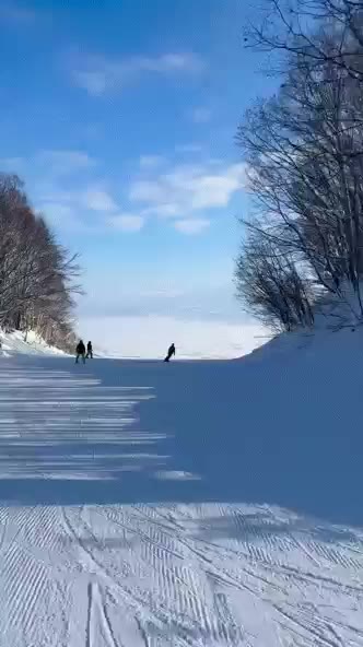 일본 홋카이도 스키장 풍경 눈밭 설경 하늘