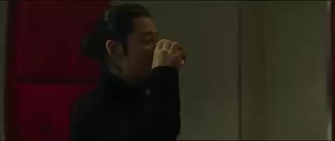 장첸 범죄도시 윤계상 마시는 음미 여유 카리스마 움짤