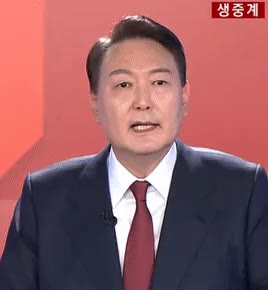 윤석열 씨익 웃음