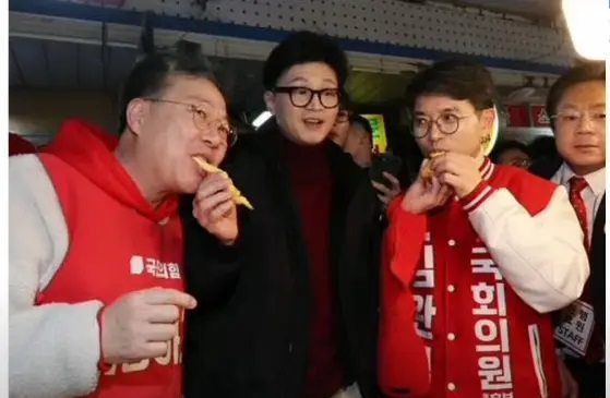 기괴한 한동훈 개에게 먹이 주듯이 튀김을 양손으로 들어 주는 모습 국회의원 후보 받아먹는