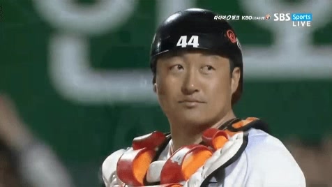음흉 표정 야구 포수 심판 미소