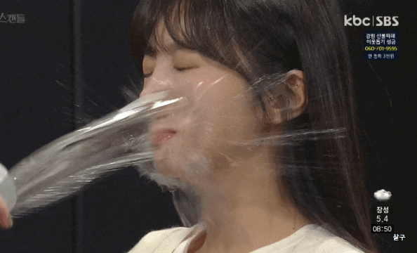 물싸대기 싸대기 싸다구 물벼락 물컵 생수 여자