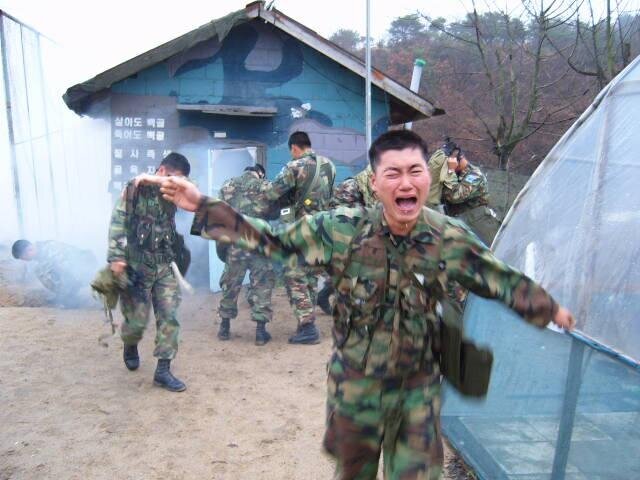 화생방 뛰어 눈물 콧물 군대 짤방
