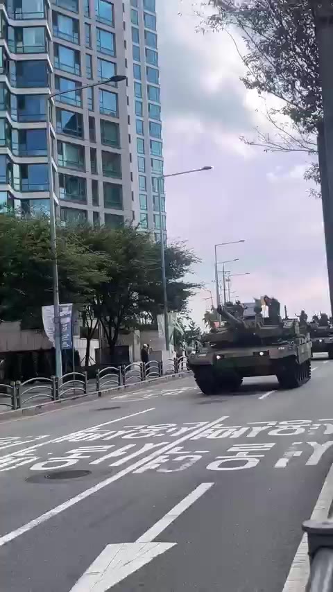 서울 시가 행진에 신난 전차병