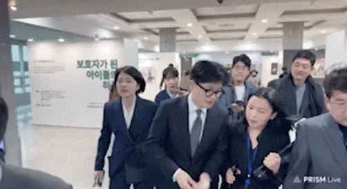 한동훈 전력질주 퇴근길 경호원 당황 속도감 정치인 수행원 인파 빠른 걸음 이동