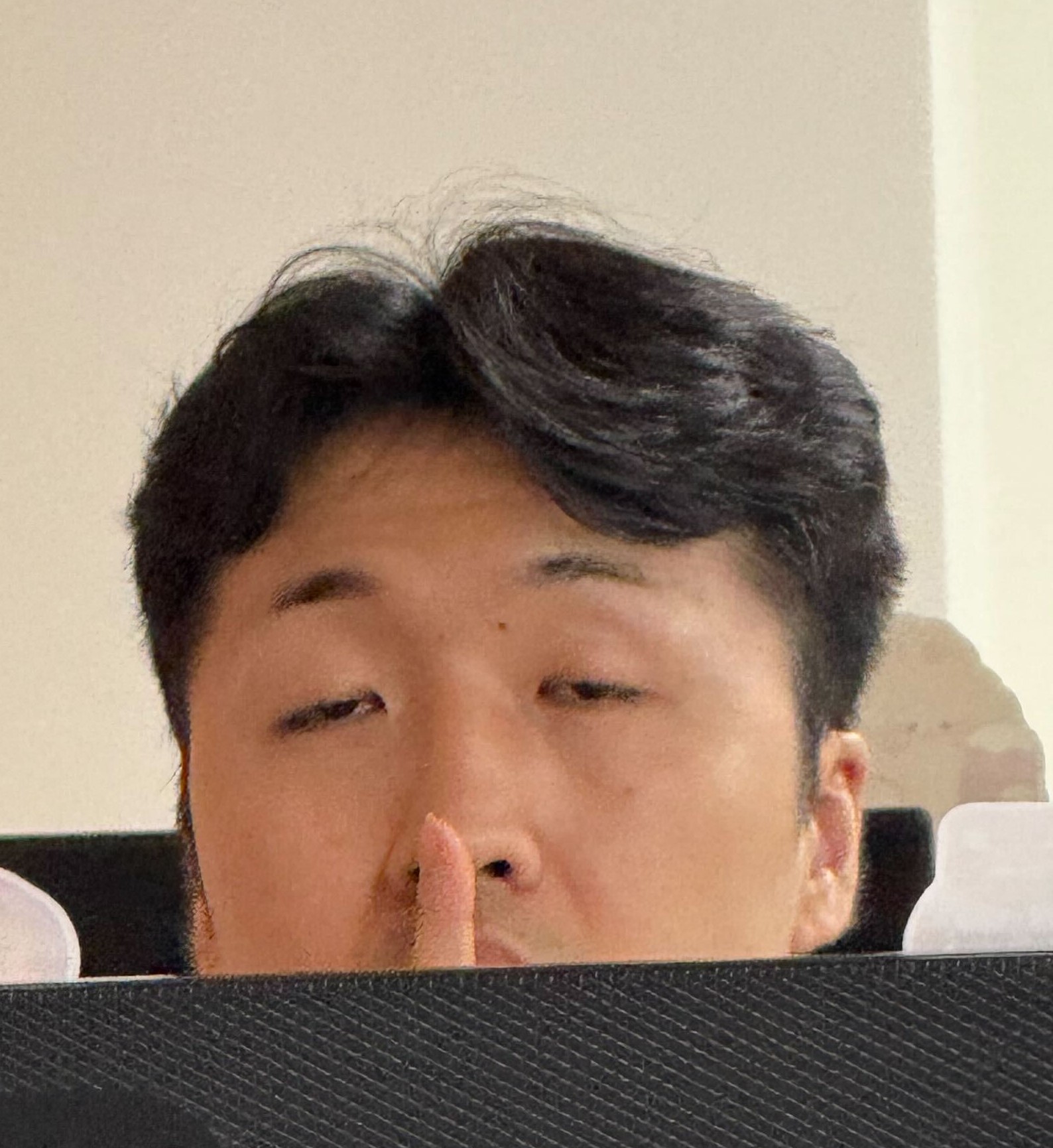 염동훈쉿 염동훈 쉿 조용히 비밀 침묵 빼꼼 게슴츠레 몽롱 웃긴짤