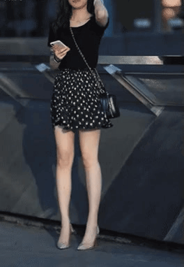 미니스커트 바람 당황 미소 패션 스트릿 치마 찰나 상황 훈녀
