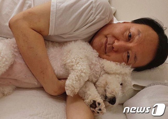 윤석열 강아지 토리 침대 누워있는 포옹 일상 휴식 푸근함