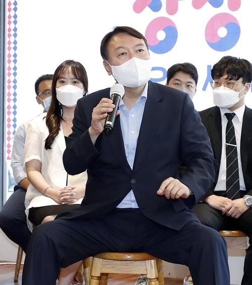 쩍벌 윤석열 다리 민폐 쩍벌남 후보 정당 정치 정치인