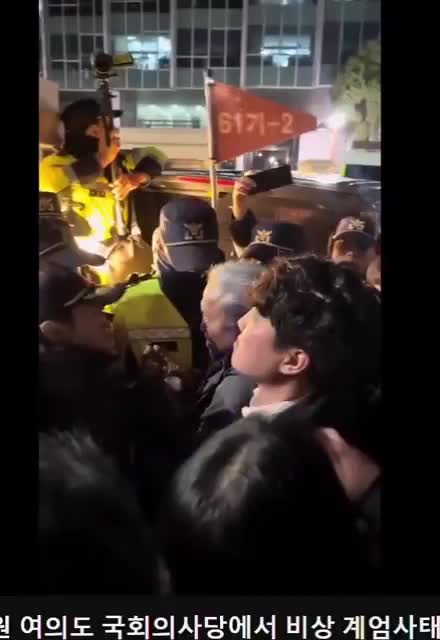 이준석 시끄러 임마 시민 대표님 미안한 얘긴데 담 넘는거 어때요 계엄 계엄령
