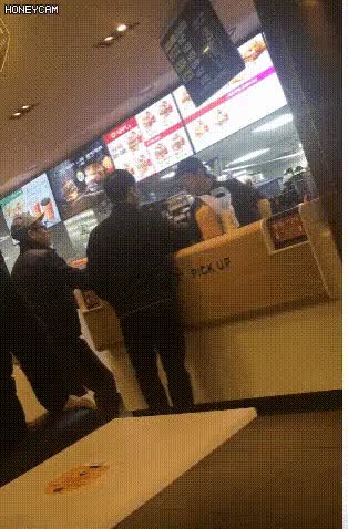 연신내 맥도날드 난동 사건 본인들이 주문번호 못 들어놓고 왜 안주냐며 폭행