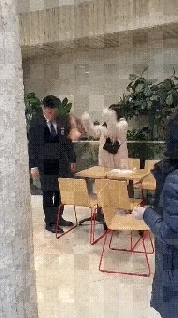 명동 롯데리아 난동 사건 보안요원에게 시비걸고 햄버거 던짐