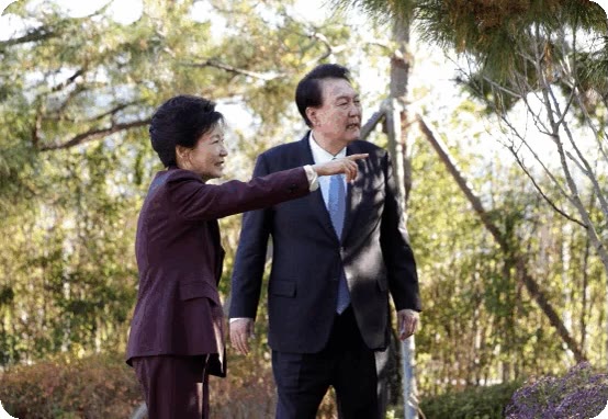 내란코스 윤석열 오열 먹방 콩밥 죄수복 고통 눈물 합성