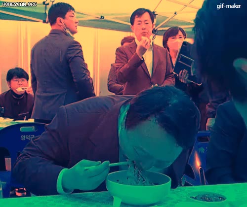 식탐 윤석열 대통령 먹방 국수 흡입 면치기 배고픔 상황