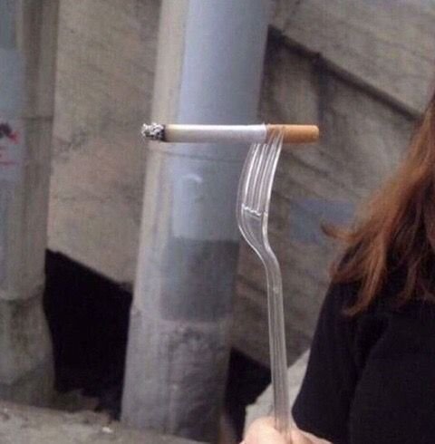포크에 찍어서 담배 피우는 모습