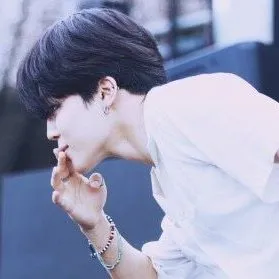 지민 떨림 지민이... 입술