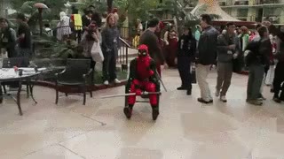 데드풀 코스프레.gif 데드풀 마블 스파이더맨 코스프레